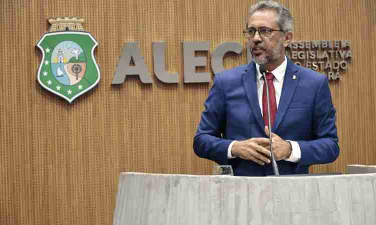 Elmano anuncia novo concurso para professores da rede estadual em 2026